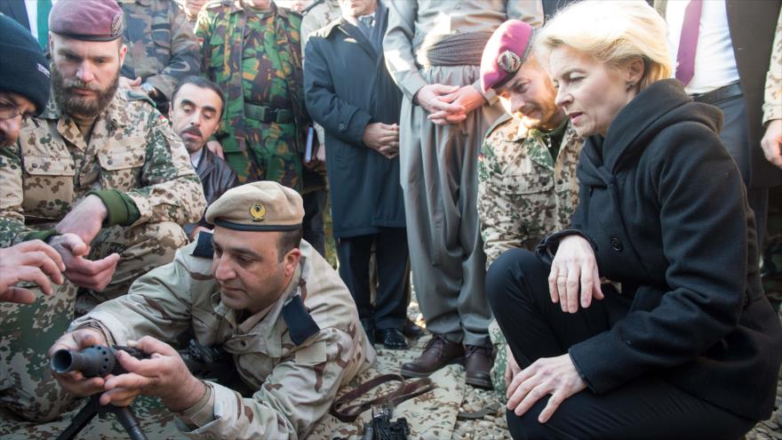 La ministra de Defensa de Alemania, Ursula von der Leyen, visita a soldados alemanes en un centro militar cerca de Erbil, norte de Irak. 12 de enero de 2015