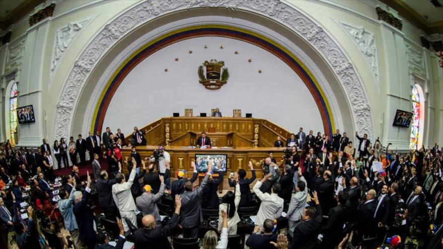 Los diputados venezolanos juramentan sus cargos durante la instalación de la Asamblea Nacional (AN) en Caracas, 5 de enero de 2015.