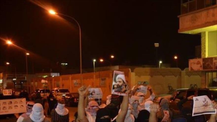Manifestantes de Al-Qatif protestan contra ejecución del clérigo opositor chií el sheij Nimr Baqer al-Nimr.
