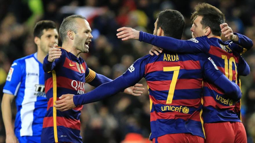 Los jugadores del Barcelona celebran su triunfo tras derrotar al Espanyol, 6 de enero de 2016.
