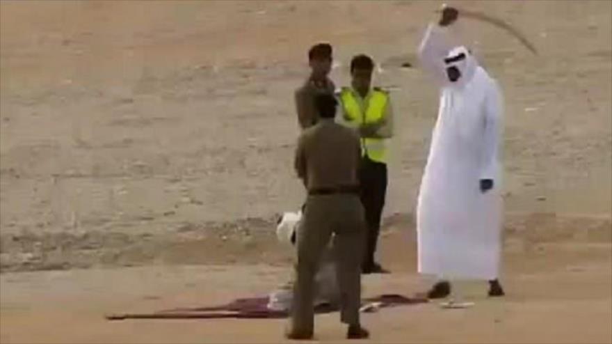 Un verdugo saudí decapita a una persona.