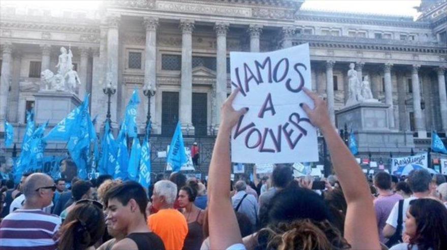 Afiliados y no afiliados a partidos políticos exigen al presidente de Argentina, Mauricio Macri la apertura de sesiones en el Congreso. 6 de enero de 2016.