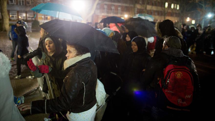 Solicitantes de asilo hacen cola frente a la oficina estatal de Salud y Asuntos Sociales (LaGeSo) en Berlín (Alemania), 21 de diciembre de 2015.