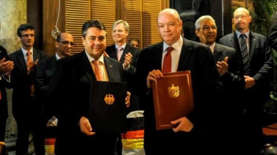 El vicecanciller y ministro federal de Economía y Energía de Alemania, Sigmar Gabriel (izda.) ; y el titular cubano del Comercio Exterior y de Inversión Extranjera, Rodrigo Malmierca.