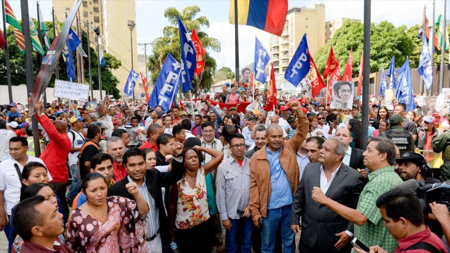Decenas de venezolanos, acompañados por diputados del gobernante partido PSUV, protestan contra el retiro por la derecha, del recinto legislativo, de las imágenes del fallecido presidente de Venezuela Hugo Chávez y del libertador de Latinoamérica Simón Bolívar, 7 de enero de 2016.