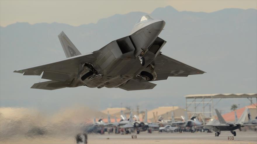 Un caza estadounidense F-22 Raptor Stealth al despegar.