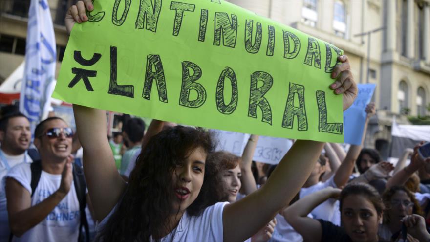 Un grupo de exempleados argentinos del Centro Cultural Kirchner (CCK) celebra una protesta frente al edificio del establecimiento en Buenos Aires (capital) para exigir la continuidad de 100% de los trabajadores, 7 de enero de 2016.