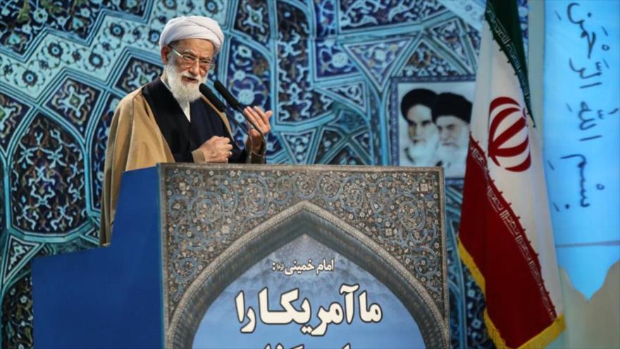 El orador del rezo del viernes de Teherán, el ayatolá Mohamad Emami Kashani, ofrece sermón ante los creyentes, 8 de enero de 2016.