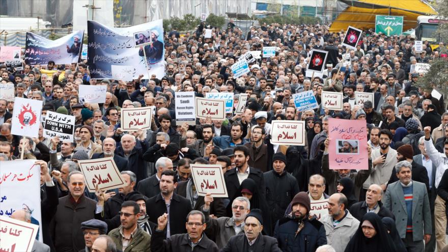 Protesta masiva de los ciudadanos iraníes en repudio a la ejecución en Arabia Saudí del clérigo chií el sheij Nimr Baqer al-Nimr, Teherán (capital), 8 de enero de 2016.