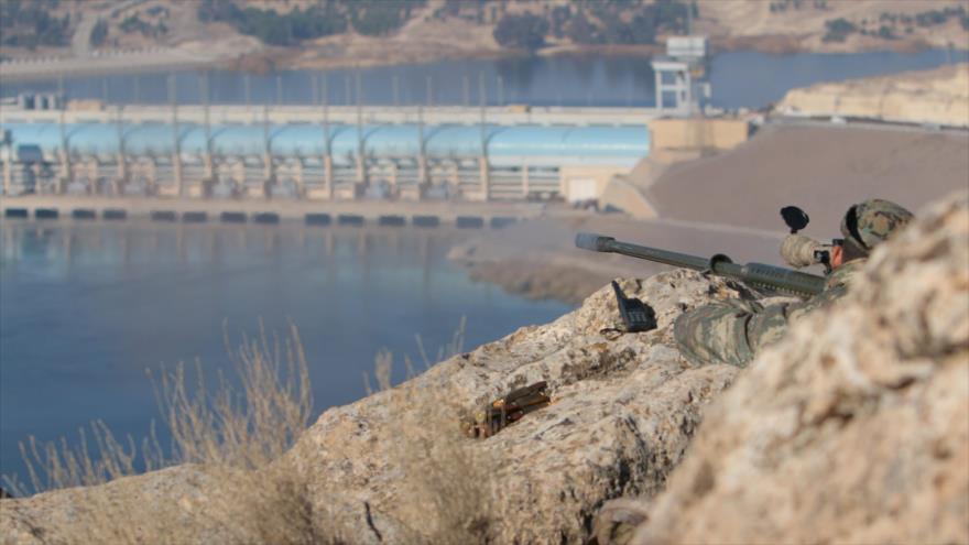 Un francotirador de las Fuerzas Democráticas de Siria (SDF, por sus siglas en inglés), compuestas por fuerzas kurdas y árabes, en las cercanías de la presa de Tishrin.