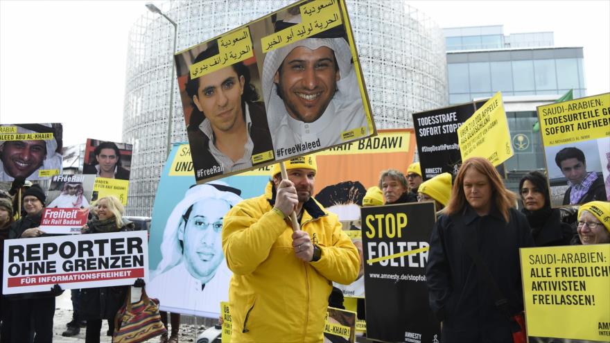 Los miembros de Amnistía Internacional se congregan ante la embajada saudí en Berlín, capital de Alemania, pidiendo la liberación de dos activistas saudíes, el 8 de enero de 2016.