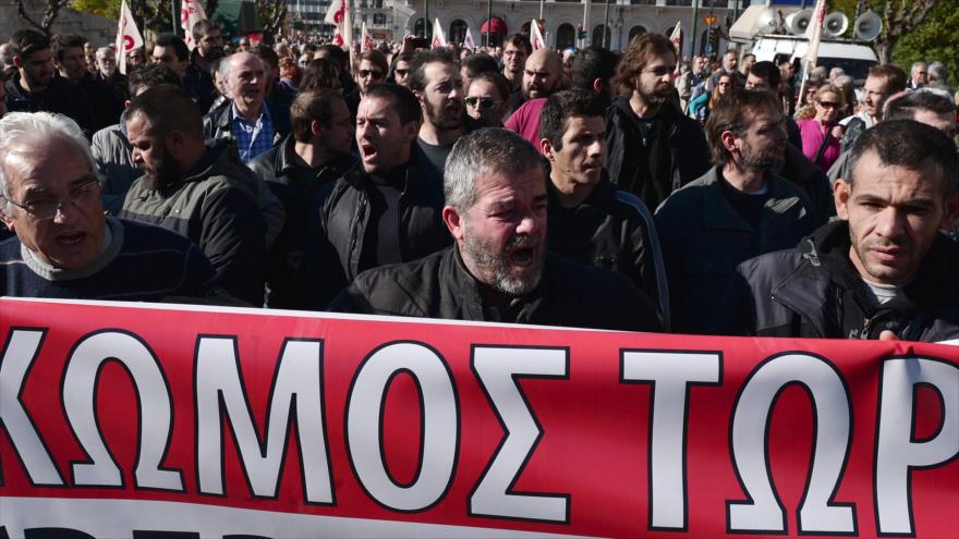 Los griegos protestan en Atenas contra nuevas reformas propuestas por el Gobierno de Grecia, el 8 de enero de 2016.