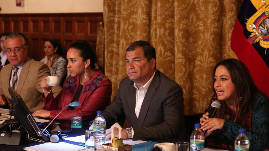 El Presidente de Ecuador, Rafael Correa (2º de derecha), durante una reunión con el bloque del Movimiento Alianza País. 8 de enero de 2016