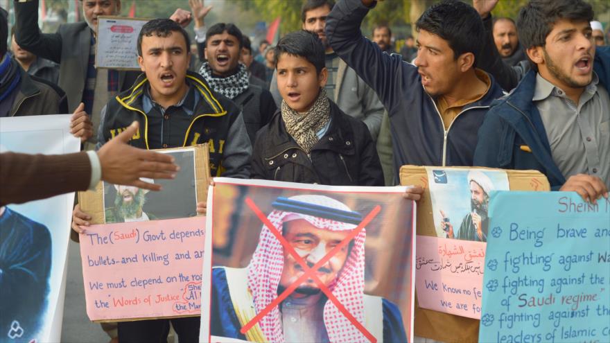 Un protesta en Paquistán contra la ejecución del clérigo chií el sheij Nimr Baqer al-Nimr por Arabia Saudí, 3 de enero de 2015. 