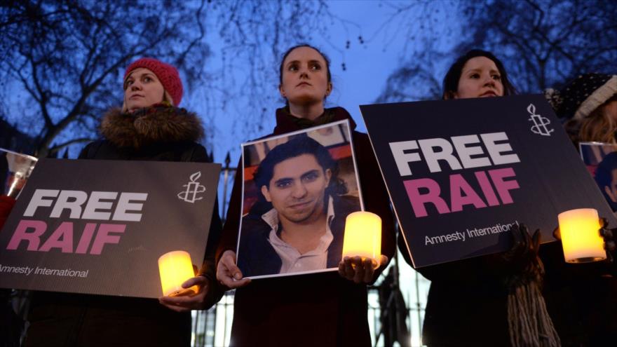 Los miembros de Amnistía Internacional (AI) en el Reino Unido piden la liberación del bloguero saudí Raif Badawi frente a la embajada de Arabia Saudí en Londres, capital británica, 8 de enero de 2016.