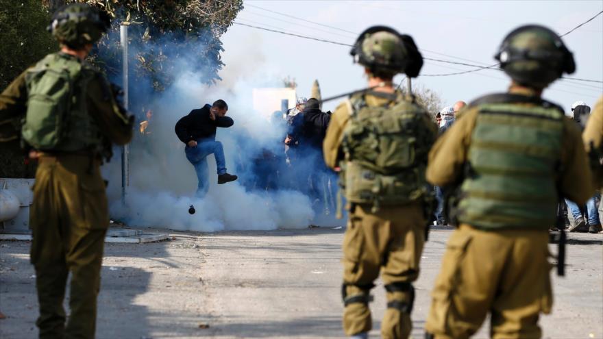 Soldados israelíes disparan gases lacrimógenos contra manifestantes palestinos en una localidad cerca de la ciudad cisjordana de Nablus.