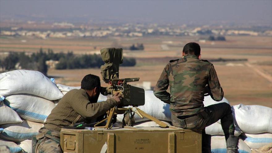 Soldados sirios desplegados en un puesto de control en Alepo.