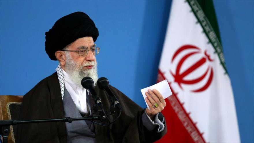 El Líder de la Revolución Islámica de Irán, el ayatolá Seyed Ali Jamenei, ofrece un discurso ante una gran congregación de altos funcionarios y ciudadanos de la ciudad de Qom, al sur de Teherán. 9 de enero de 2016