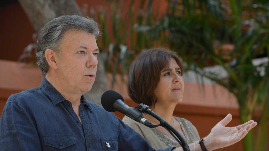 El presidente colombiano, Juan Manuel Santos (izda.), reunido con los miembros de la delegación del Gobierno de Colombia para las conversaciones de paz con las FARC en Cartagena de Indias, 8 de enero de 2016.