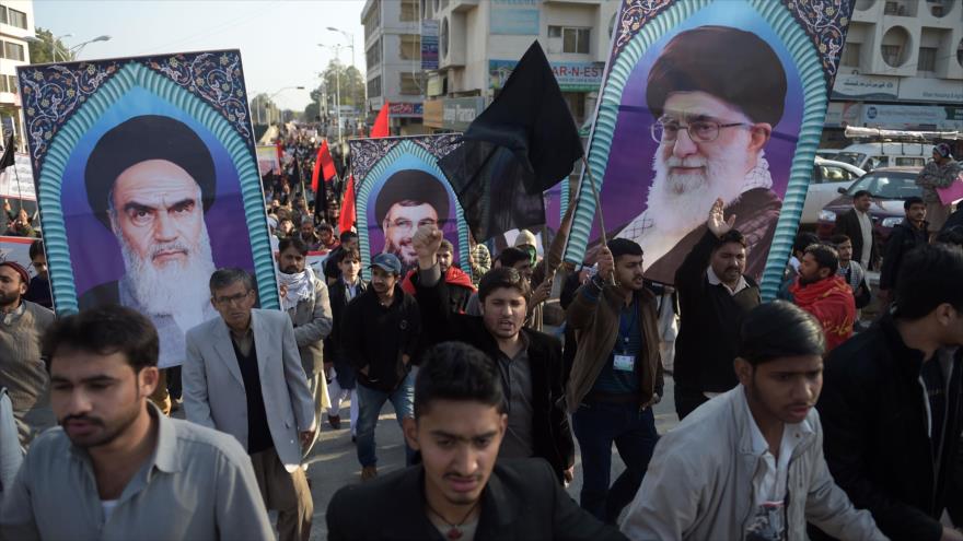 Paquistaníes chiíes marchan en una protesta en Islamabad (capital paquistaní) contra la decisión del Gobierno de unirse a la llamada coalición liderada por Arabia Saudí contra el terrorismo y repudian la muerte del sheij Al-Nimr, 8 de enero de 2016.