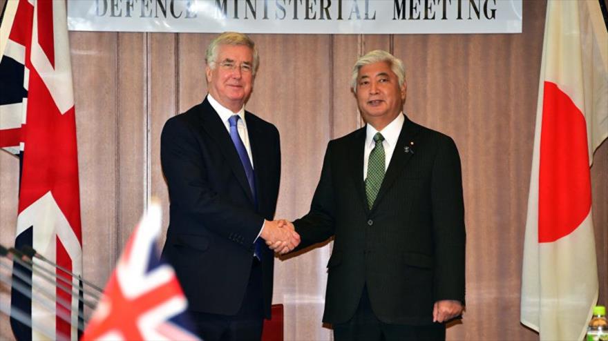 El ministro británico de Defensa, Michael Fallon (izda.) y su homologo japonés, Gen Nakatani , en la reunión mantenida este sábado en Tokio, capital japonesa, 9 de enero de 2016.