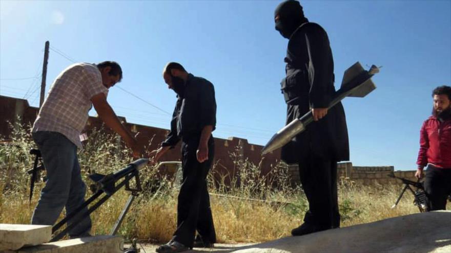 Terroristas se preparan para lanzar un mortero en Siria.