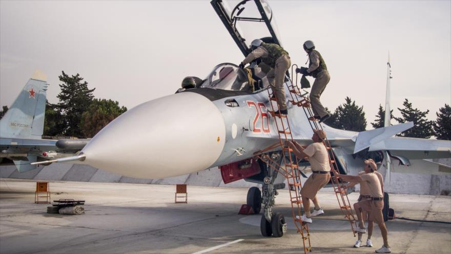 Pilotos rusos se montan en un caza en el aeropuerto de Hmeimim, en la provincia siria de Latakia (noroeste).