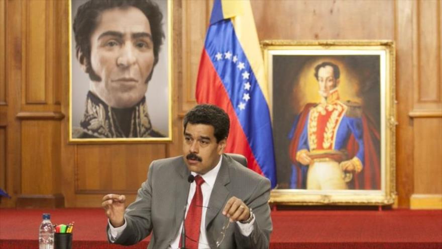 El presidente de Venezuela, Nicolás Maduro, con el retrato del Libertador Simón Bolívar.