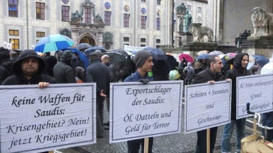 Alemanes protestan por la ejecución del sheij chií Nimr Baqr al-Nimr en Essen (oeste), 9 de enero de 2016.