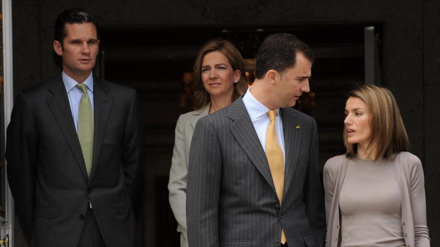 Iñaki Urdangarin y su esposa infanta Cristina (al fondo) y los entonces príncipes Felipe y Letizia (en primer plano).