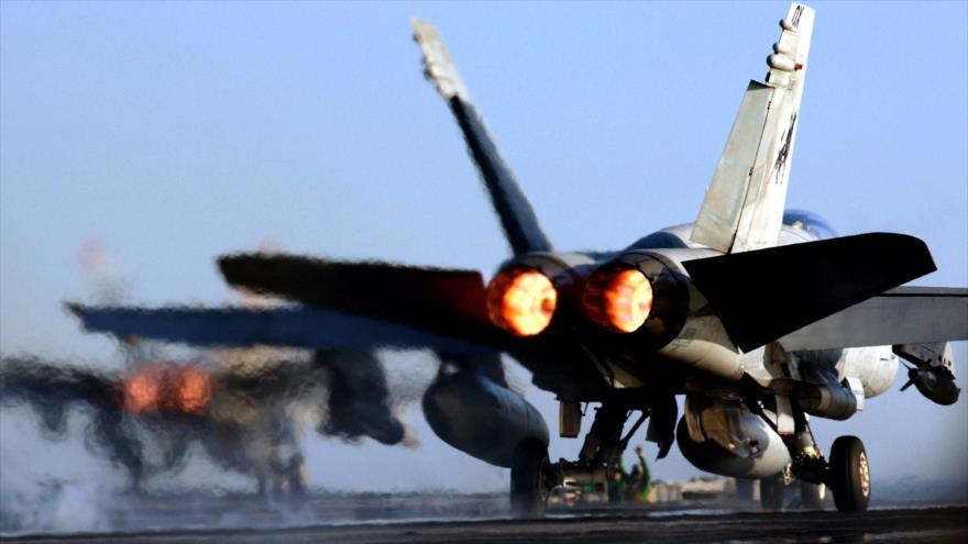 Cazabombarderos Boeing F-18E Super Hornet, de producción estadounidense, despegando desde el portaaviones USS Harry S. Truman (CVN-75).
