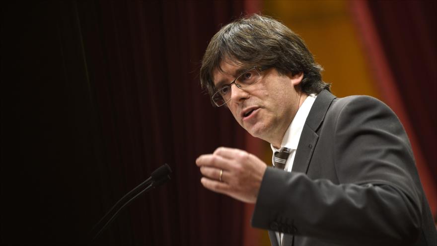 El nuevo presidente de la Generalitat catalana, Carles Puigdemont, ofrece un discurso en el pleno de investidura. 10 de enero de 2016