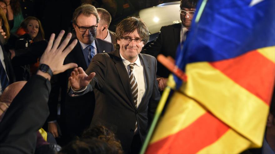 El independentista Puigdemont es investido nuevo presidente catalán