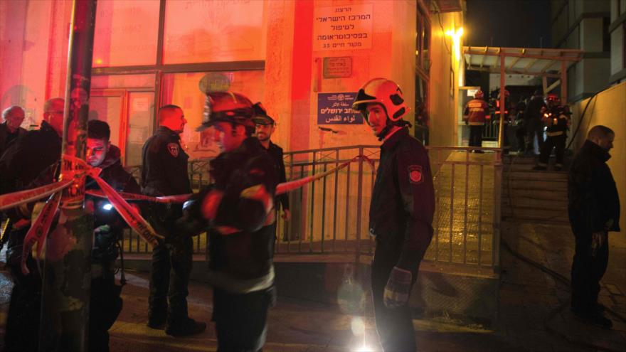 Bomberos israelíes acuden al lugar del incendio registrado en la sede de BTselem, ubicada en la ciudad de Al-Quds, 10 de enero de 2016.