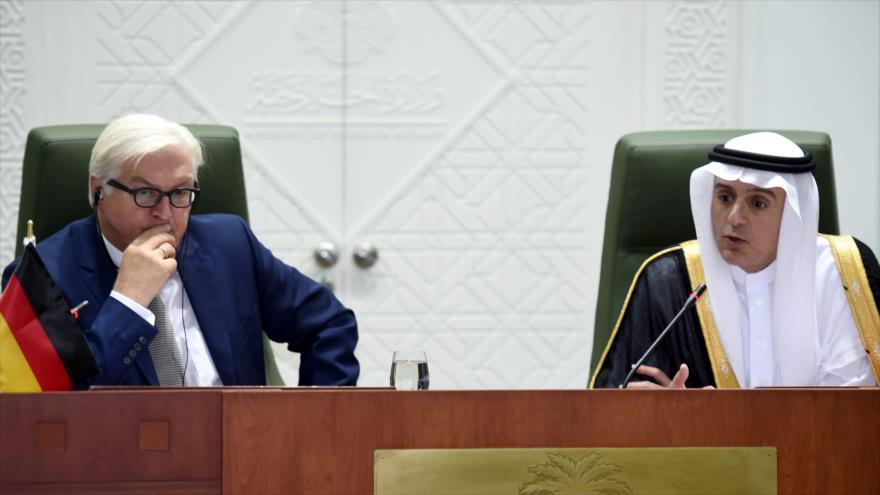 El ministro de Exteriores alemán, Frank-Walter Steinmeier (izda.), durante una rueda de prensa conjunta con su homólogo saudí, Adel al-Yubeir, en la capital de Arabia Saudí, Riad, 19 de octubre de 2015.