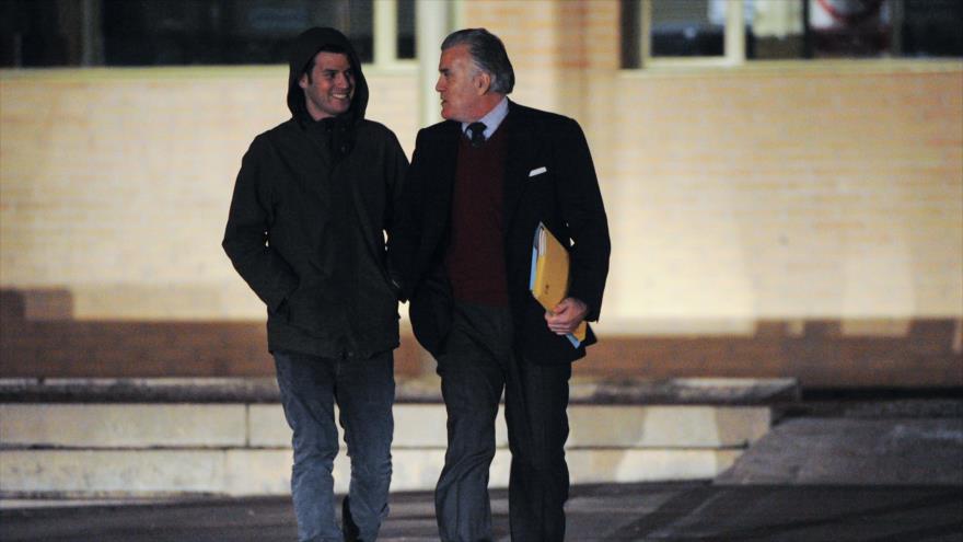 El extesorero del Partido Popular (PP) Luis Bárcenas (dcha.) camina junto a su hijo al salir de la cárcel bajo fianza tras 19 meses de reclusión, 22 de enero de 2015.
