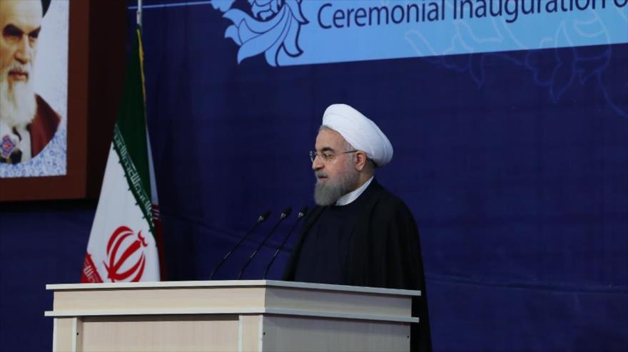 El presidente de Irán, Hasan Rohani, tras la ceremonia de inauguración de las fases 15 y 16 de la Zona Especial Económica de Pars del Sur, 11 de enero de 2016.