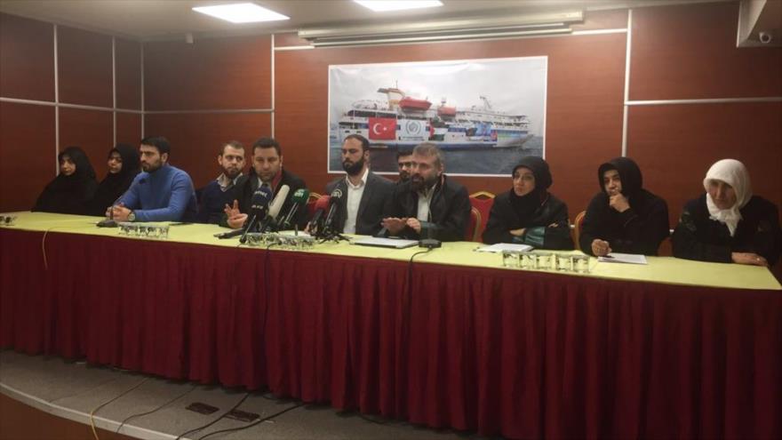 Abogados y representantes de las víctimas del ataque israelí contra el buque de ayudas Mavi Marmara durante una rueda de prensa en la ciudad turca de Estambul.