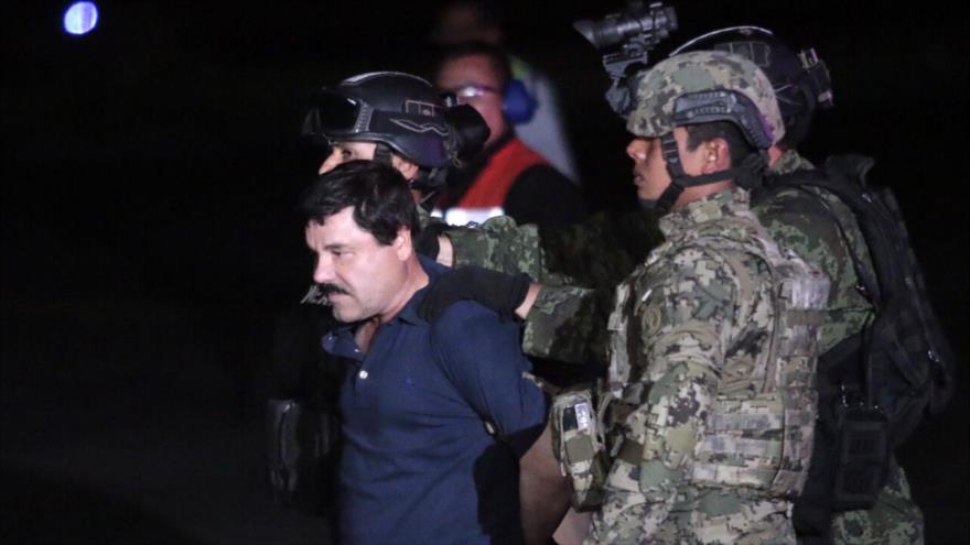 Militares mexicanos trasladan a Joaquín "El Chapo" Guzmán a la misma cárcel de la que se fugó en julio, 8 de enero de 2016.