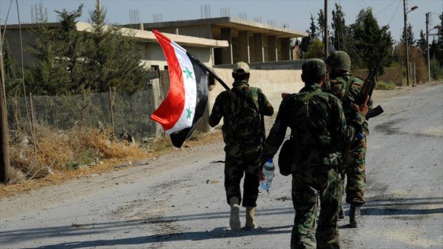 Soldados del Ejército sirio parullan las calles de una localidad en Latakia (oeste).
