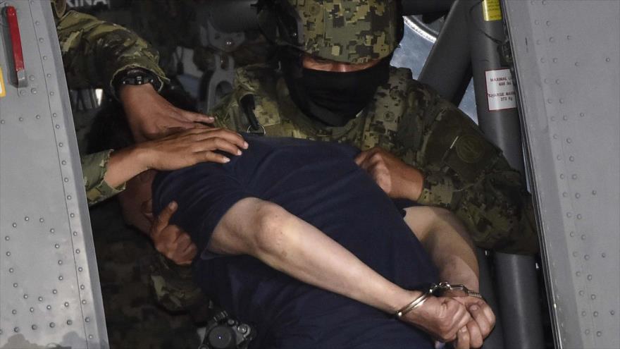El narcotraficante Joaquín "El Chapo" Guzmán sube a un helicóptero en el aeropuerto de la Ciudad de México (capital mexicana) tras su recaptura, 8 de enero de 2016.