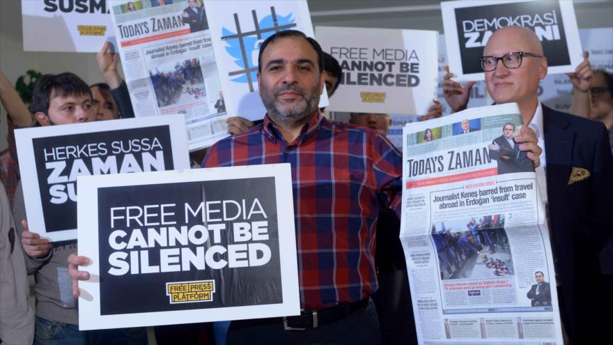 Manifestantes turcos denuncian represión de la libertad de prensa ejercida por el gobierno.