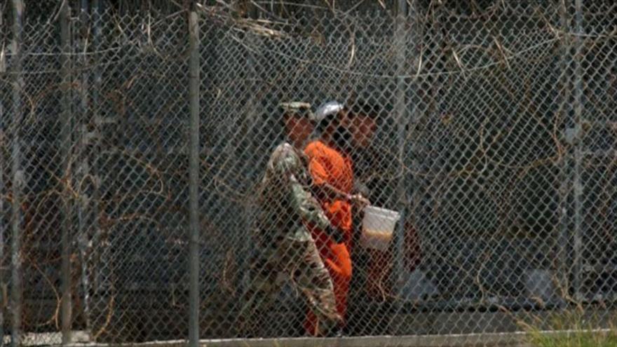 Soldados estadounidenses trasladan a un preso a su célula en Guantánamo.