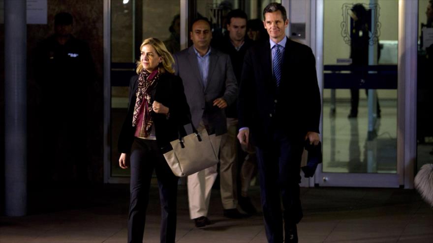 La infanta Cristina y su marido, Iñaki Urdangarin, salen de la primera sesión del juicio sobre el caso Nóos, 11 de enero de 2016.
