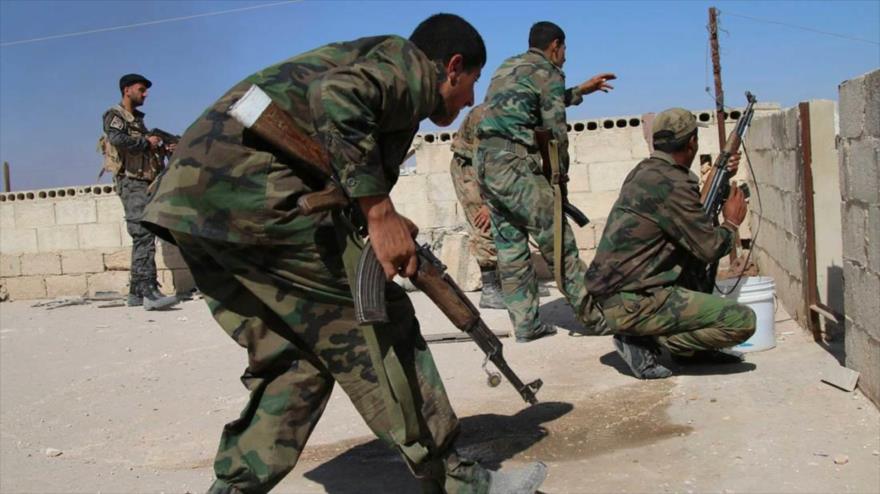 Soldados sirios repelen un ataque en la provincia de Hama, en el oeste de Siria.