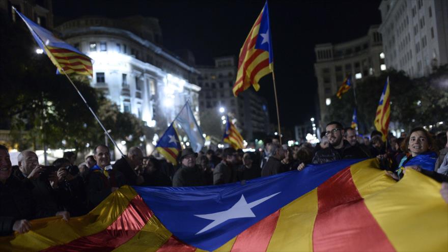 Partidarios de la independencia de Cataluña de España agitan las banderas de esta comunidad en una manifestación en Barcelona.