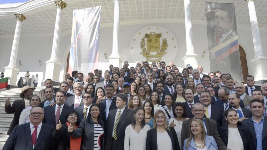 Un grupo de diputados de la oposición venezolana, frente al Parlamento en el día de su instalación en Caracas (capital venezolana), 5 de enero de 2016.