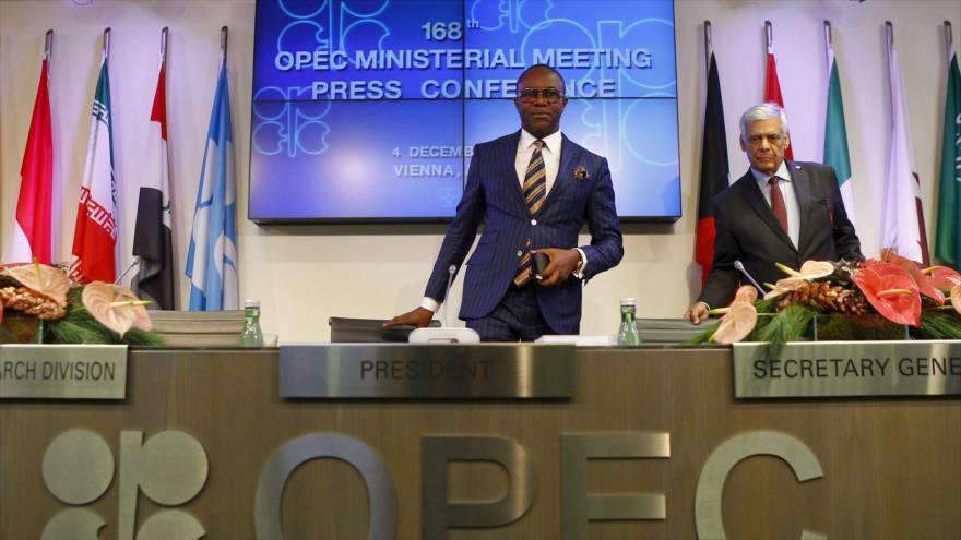 El ministro del Petróleo de Nigeria y presidente de la OPEP, Emmanuel Ibe Kachikwu, junto al secretario general del cártel, Abdulá al-Badri.