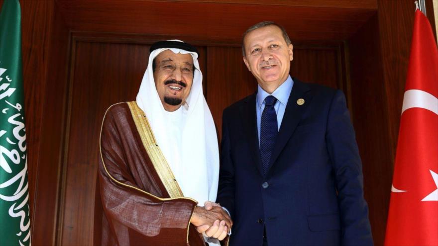 El rey de Arabia Saudí, Salman bin Abdulaziz Al Saud (izqda.), estrecha la mano del presidente de Turquía, Recep Tayyip Erdogan.