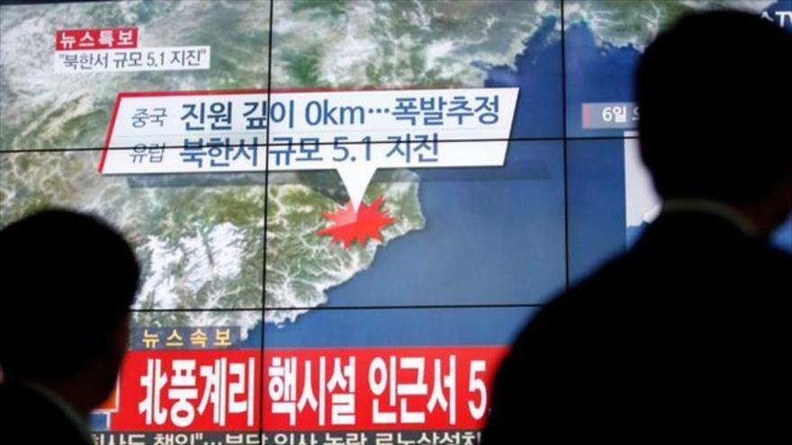 Una pantalla de la televisión estatal norcoreana muestra una emisión de noticias sobre la prueba nuclear que hizo Corea del Norte el 6 de enero de 2016.